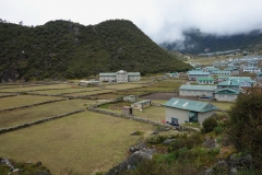 På väg in i byn Khumjung på 3790 meters höjd.