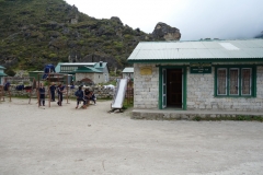 Barn på skogården i Khumjung.