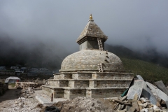 Nybyggnation av stupa som ska ersätta stupa som kollapsat i jordbävningen 2015, Khunde.