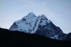 Ama Dablam (6812 m) i soluppgången från Pheriche.