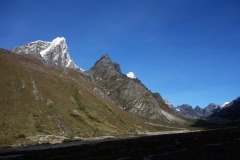 De två vita topparna är från vänster till höger Taboche (6367 m) och Cholatse (6335 m). Vy från Pheriche i soluppgången.