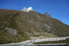 Toppen av Taboche (6367 m) synlig en bit nedanför Pheriche.