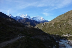 Kantega (6782 m) och Thamserku (6623 m) från den nedre delen av Pheriche-dalen.