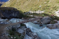 Peng på bron över Lobuche-floden vid Pheriche-passet.