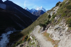 Kantega (6782 m) och Thamserku (6623 m) strax innan byn Orsho (4190 m).