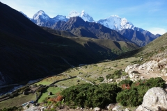 Kantega (6782 m) och Thamserku (6623 m) sedd från Orsho (4190 m).