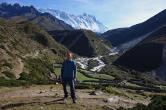 Stefan framför byn Orsho (4190 m) med Lhotse-massivet i bakgrunden.