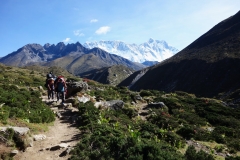 Sherpas med Lhotse-massivet i bakgrunden, mellan Orsho (4190 m) och Somare (4010 m).