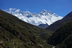 Lhotse-massivet med byn Somare (4010 m) i förgrunden.