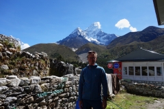 Stefan under vilopaus framför Ama Dablam (6812 m) i Pangboche (3930 m).