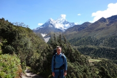 Stefan med Ama Dablam (6812 m) i bakgrunden längs leden mellan Pangboche (3930 m) och Deboche (3820 m).