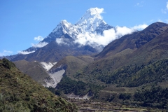 Ama Dablam (6812 m) med en del av Pangboche (3930 m) i förgrunden.