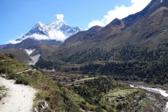 Ama Dablam (6812 m) med en del av Pangboche (3930 m) i förgrunden.