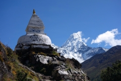 Stupa mellan Pangboche(3930 m) och Tengboche (3860 m) med Ama Dablam (6812 m) i bakgrunden.