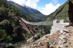 Bron längs leden mellan Pangboche(3930 m) och Tengboche (3860 m) med Ama Dablam (6812 m) i bakgrunden.