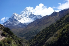 Ama Dablam (6812 m) från bron längs leden mellan Pangboche(3930 m) och Tengboche (3860 m).