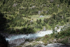 Den vackra naturen med floden Dudh Kosi i dalgången. EBC-trekken mellan Pangboche och Tengboche. Jag tog en liknande bild på denna plats på vägen upp för en dryg vecka sedan.