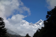 Mount Everest uppenbarar sig några få hundra meter innan Tengboche.