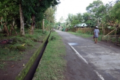 Huvudvägen runt Maripipi island. Mannen på bilden skulle visa sig vara kapten på den bangka jag senare skulle ta till Sambawan island.