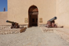 Svensktillverkade kanoner utanför Nizwa Fort, Nizwa.