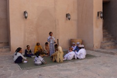 Skolelever utför någon sorts ritual, Nizwa Fort, Nizwa.