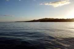 Solen på väg ner under färden längs den södra kusten av Ponson island.