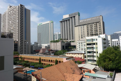Utsikten från mitt rum på Soi 2 Inn, Pattaya. På andra sidan Soi 2 ligger Sabai Lodge (den låga byggnaden i brun-orange färg). Där bodde jag när jag var i Pattaya sist, år 2019.