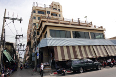 AA Hotel Pattaya längst ner mot Pattaya Beach Road. Detta hotell bodde jag på år 2006 och jag hade faktiskt sviten med terrassen som ses på bilden.