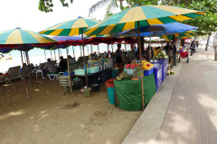 Solstolar och försäljning av frukt, Pattaya Beach, Pattaya.