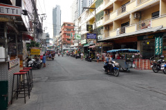 Pattayasaisong 13, Pattaya. Svenska Harrys en bit ner i bild på höger sida.