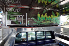 I songthaew (även kallad baht-buss i Pattaya) på väg från Soi 2 till Bali Hai Pier, Pattaya. Rejält med broccoli-reklam på insidan av bilen.