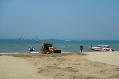Förbättring av den nykonstruerade stranden i Pattaya.