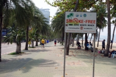 Denna skylt fanns inte vid mitt förra besök till Pattaya 2017, strandpromenaden, Pattaya Beach, Pattaya.
