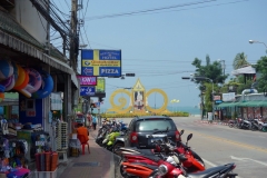 Pattaya Klang med skylten som pekar mot numera nedlagda svenska Globetrotter som Lasse från Göteborg ägde. I bakgrunden Pattaya Beach Road.