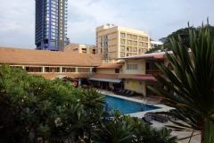 Utsikten över poolområdet från rummet på Sabai Lodge, Pattaya.
