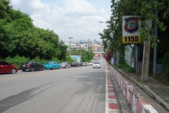 Promenaden ner från Phra Tamnak Mountain, Pattaya.