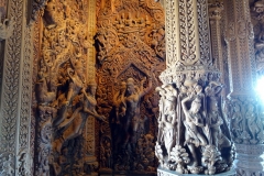 Fantastiska träskulpturer inne i Sanctuary Of Truth, Pattaya.