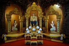 Framlidne Kung Bhumibol inne i Sanctuary Of Truth, Pattaya.