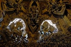 Fantastiska träskulpturer inne i Sanctuary Of Truth, Pattaya.