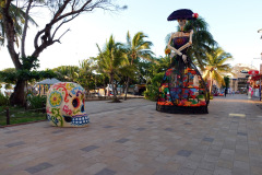 Skelettfigur och kranium kvar efter firandet av De Dödas Dag, Playa del Carmen.