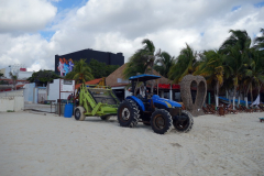 Utrustning för att transportera bort sargassum från stränderna i Playa del Carmen.