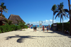 Idyllisk gångväg till en idyllisk del av stranden i centrala Playa del Carmen.