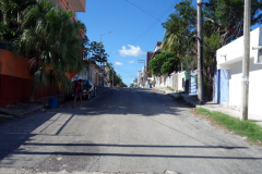 En av tvärgatorna upp från norra delen av Quinta Avenida, Playa del Carmen.