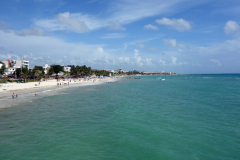 Stranden i centrala Playa del Carmen sedd från färjeterminalen.
