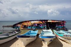 Kapsejsad segelbåt på stranden i San Miguel de Cozumel, isla Cozumel.