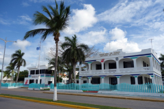 Myndighetsbyggnad längs malecón, San Miguel de Cozumel, isla Cozumel.