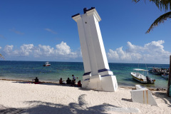 Den berömda lutande fyren i Puerto Morelos.