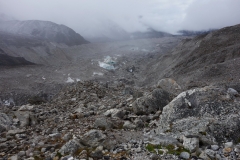 På väg ner längs Khumbu-glaciären någonstans mellan Gorak Shep och Lobuche.