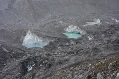 På väg ner längs Khumbu-glaciären någonstans mellan Gorak Shep och Lobuche.