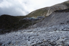 Lobuche-floden med Dughla i bakgrunden.